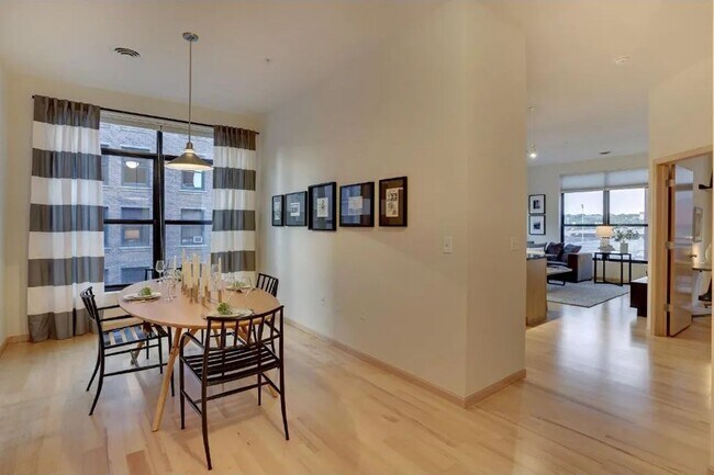 Building Photo - Absolutely Gorgeous 2 BR, 2 BA Condo Just ...