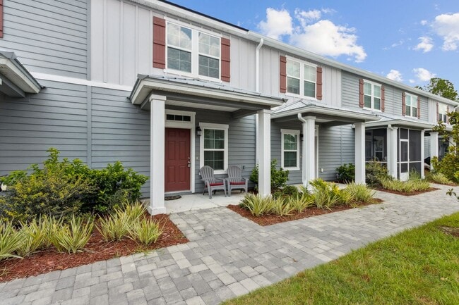 Building Photo - Nearly New 2BR/2.5BA Townhome – Great Loca...