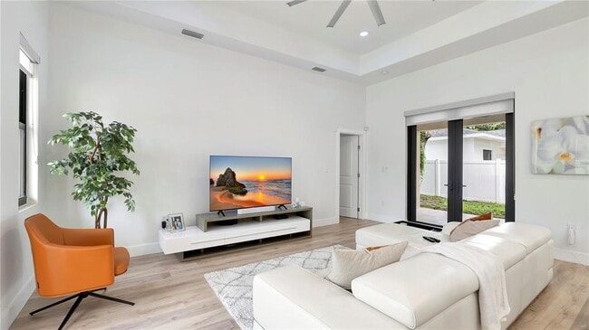 Building Photo - 306 E Clay Ave