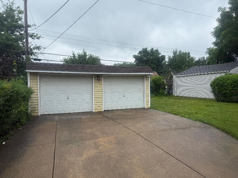 Building Photo - 13583 Shady Oak Blvd