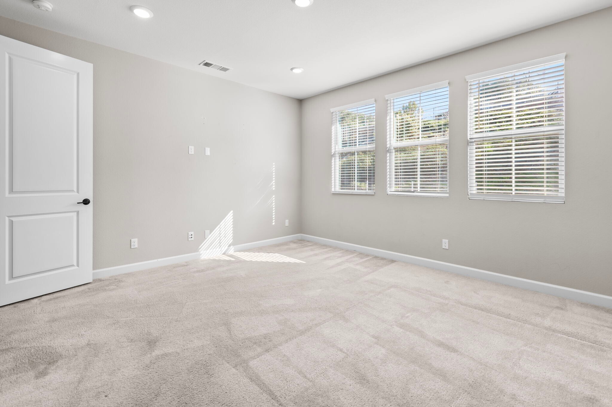 Building Photo - 1073 Delpy View Pt