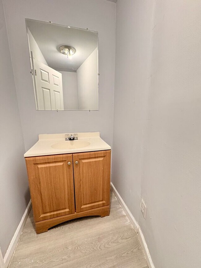 Building Photo - Charming 3-Bedroom Townhome with Classic C...