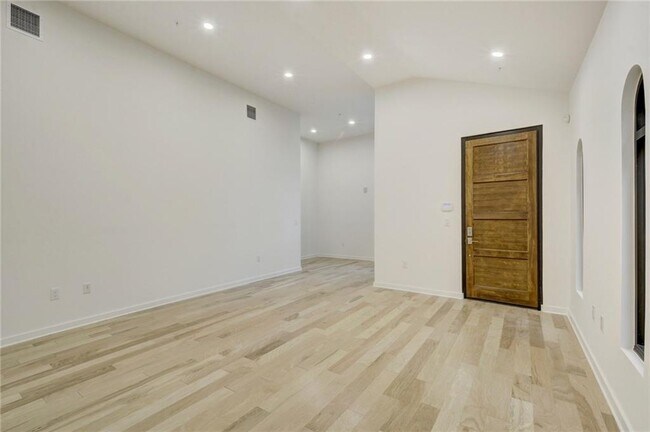 Building Photo - 211 W Johanna St
