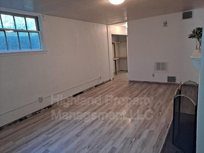 Building Photo - 1000 NE Creston Ln