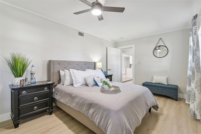 Building Photo - 3922 Fontainebleau Dr