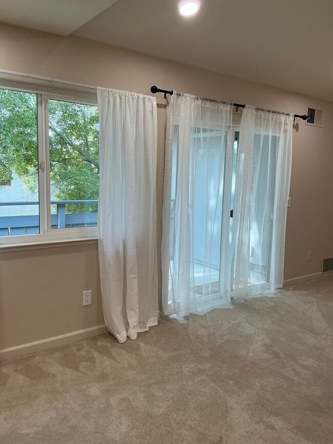 Building Photo - Spacious 3-Bedroom Condo in a Prime, Convenient Location