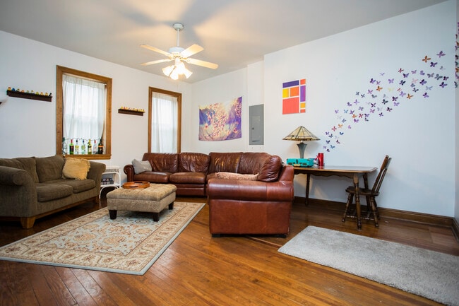 Building Photo - 421 E Carson St