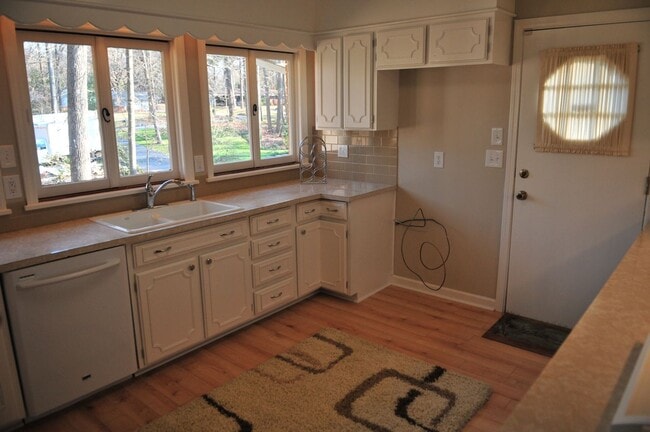 Building Photo - 5755 Doncaster Dr