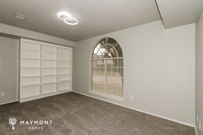 Building Photo - 15426 Baxter Ave