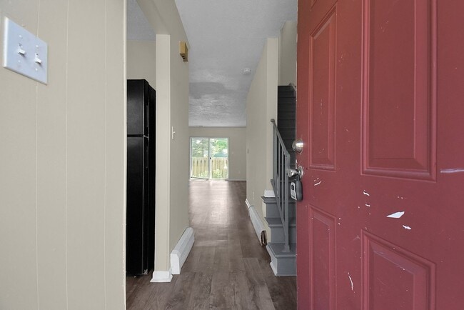 Building Photo - 2 Bedroom Townhouse With Basement