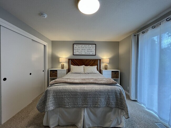 Building Photo - Charming Home Near Nike Campus with Vaulted Ceilings & Updated Kitchen
