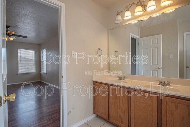 Building Photo - 518 Reba