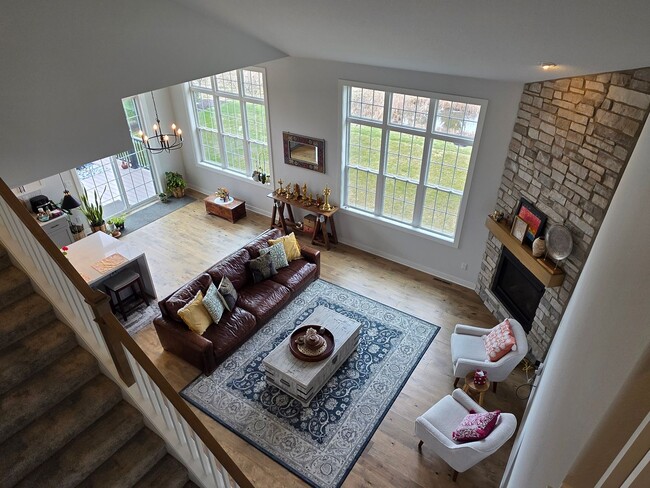 Building Photo - 5 bedroom Pewaukee home in Broken Hill