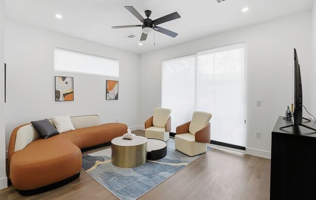 Building Photo - 1208 W Oltorf St