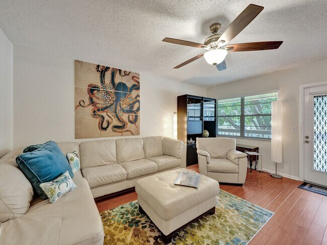 Building Photo - Beautiful fully furnished 2 bedroom 1.5 bath.
