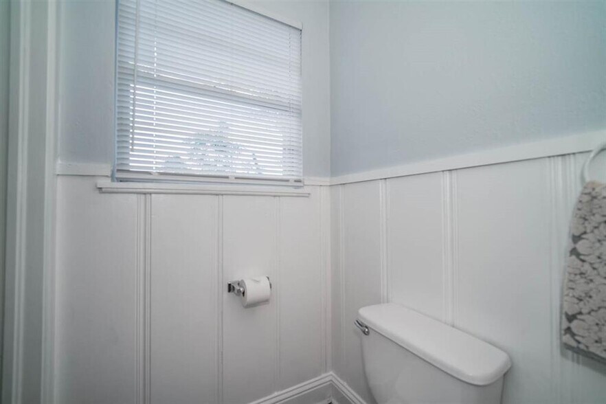Master 1/2 Bath - 812 Glencrest Ln