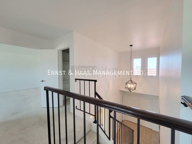 Building Photo - Beautiful 4 Bedroom 2.5 Bath Executive Hom...