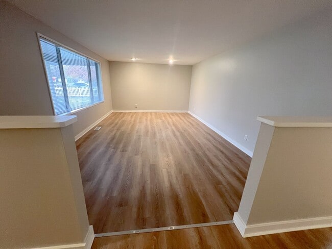 Building Photo - 3 Bedroom, 2 bath 1836 sqft House in Sunset Village