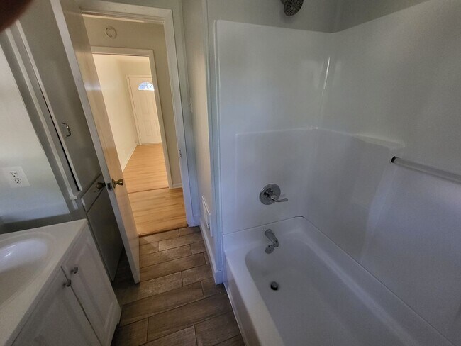 Building Photo - 614 Highland Ave