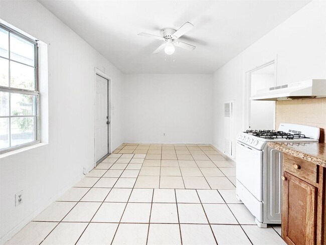 Building Photo - 10464 106th Ave N