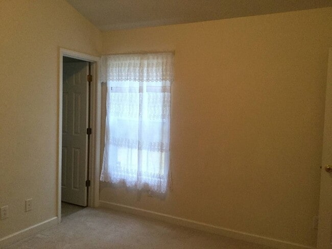 Building Photo - Duplex in desired New Bern