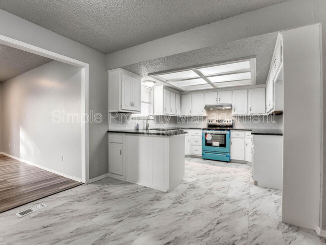 Building Photo - 101 E Platt Dr