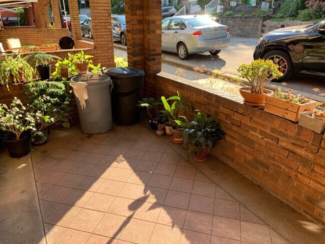 Building Photo - Charming Townhouse in a Beautiful Neighborhood