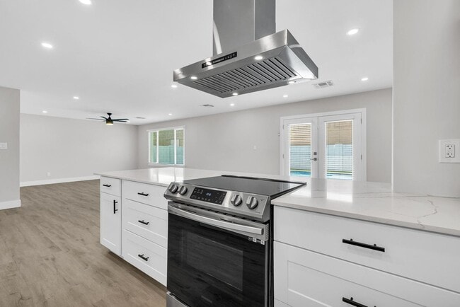 Building Photo - 6 BED/4 BATH Complete remodel with backyard pool & bar