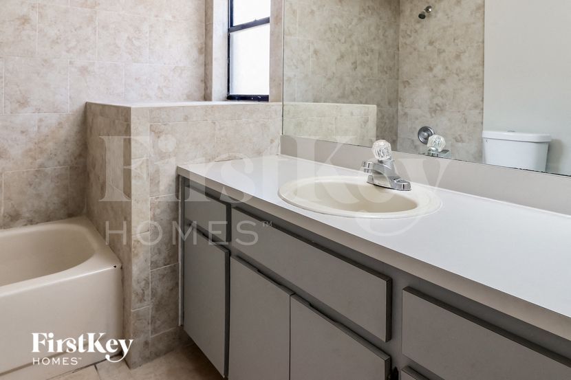 Building Photo - 1907 Landside Dr