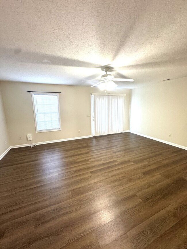 Building Photo - Spacious Townhouse in Bridgewater
