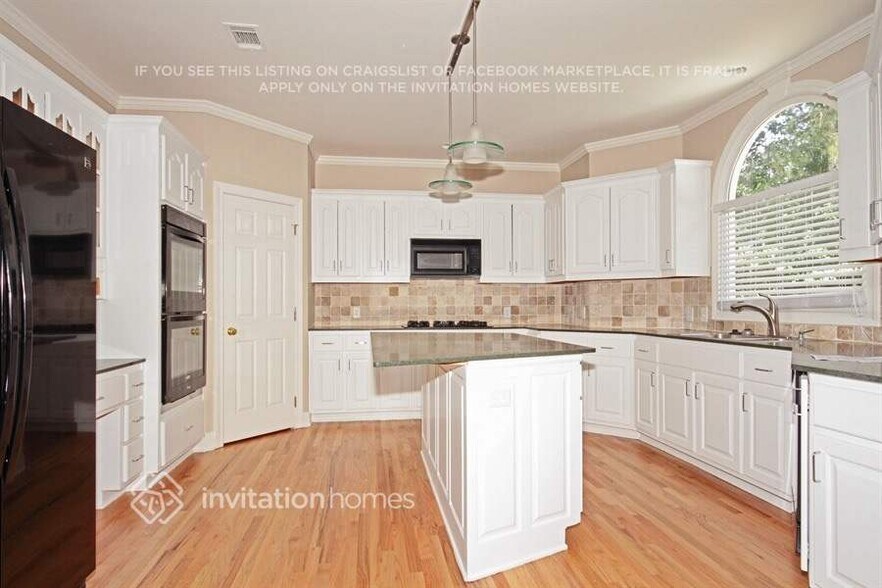 Building Photo - 1215 Mobile Way