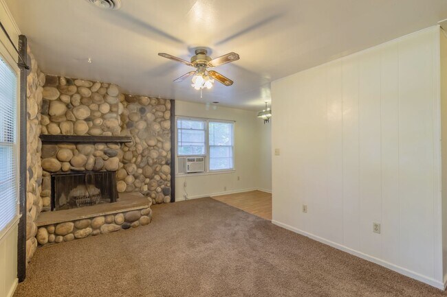 Building Photo - Cozy House With Great Yard Space!