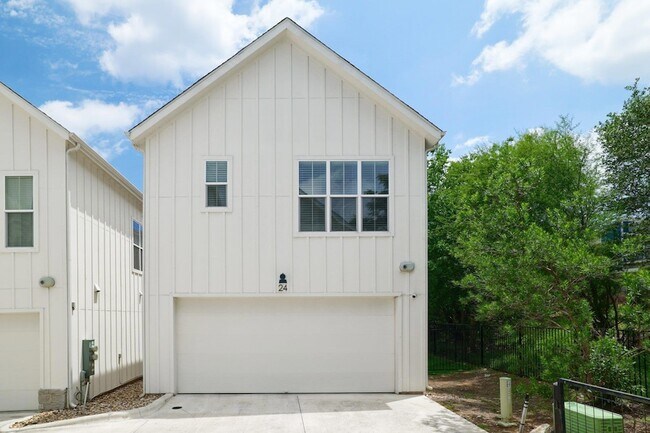Building Photo - 2624 Metcalfe Rd