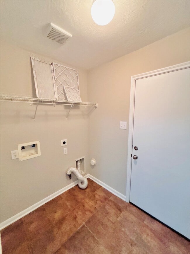 Building Photo - 8134 Sanders Forest Ct