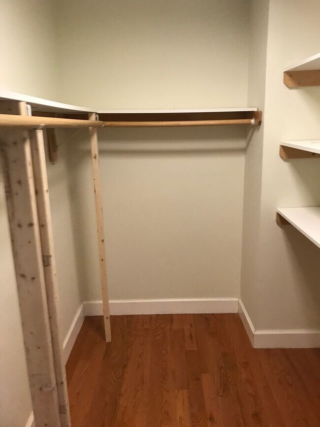 Building Photo - Luxury 1 bedroom 1 bath condo with great amenities