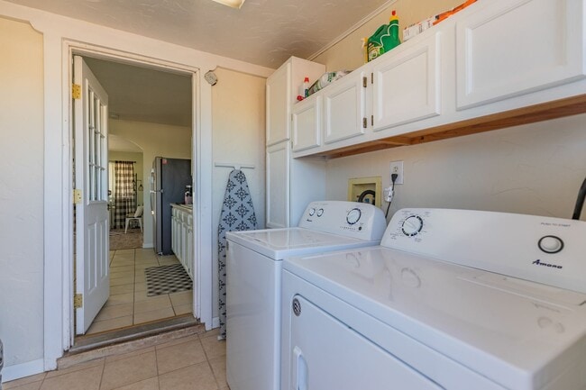 Building Photo - Super cute updated home!