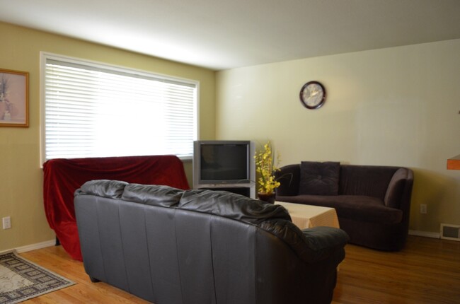 Building Photo - Updated Clyde Hill Home with Spacious Livi...