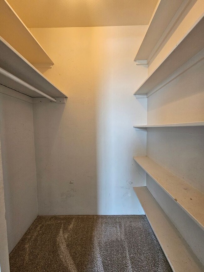 Building Photo - Amazing Penthouse 2 Bedroom 2 Bath With Mo...