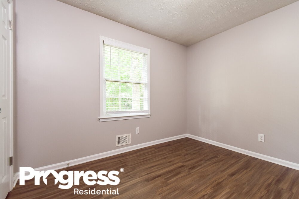 Building Photo - 900 Orris Ln