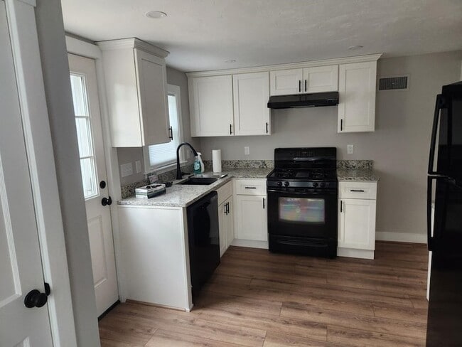 Building Photo - 5 Ray St