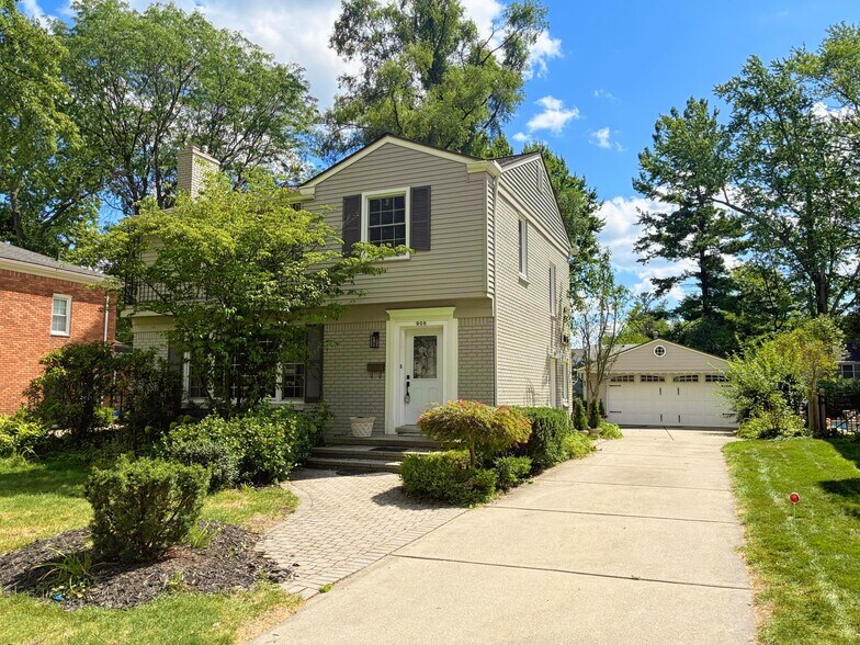 Building Photo - 906 Putney St