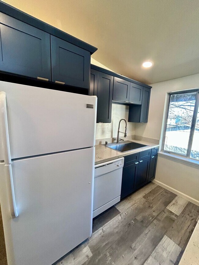 Building Photo - Updated San Leandro apartment!