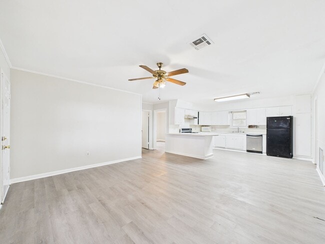 Building Photo - COMING SOON! 2 bed 2 bath home!