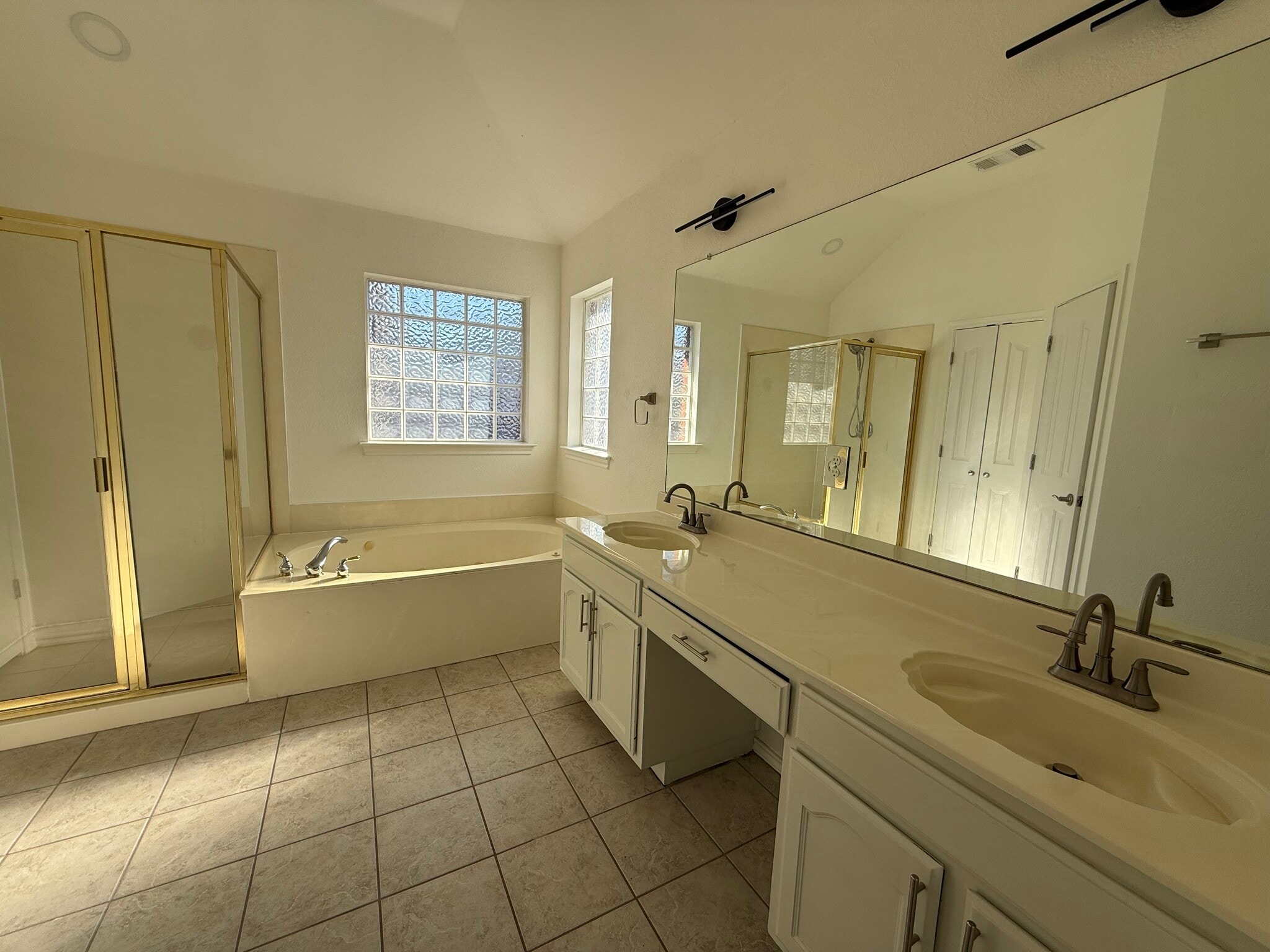 Master bathroom - 3626 Rodale Way