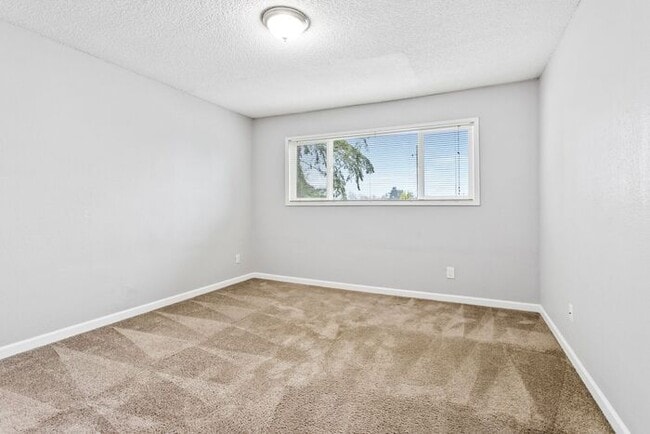 Building Photo - 2 bedroom 1 bath with washer/dryer include...