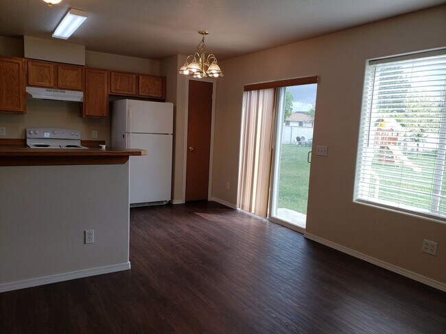 Building Photo - Wonderful Updated 3 bedroom 2 Bath 3 level Duplex in Post Falls.