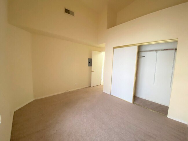Building Photo - 2 BEDROOM 2 BATH IN NORTHWEST DOUBLE GATED GOLF COURSE COMMUNITY!