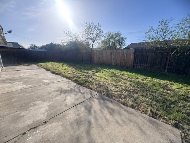 Building Photo - 3 Bedroom Home with RV Parking!