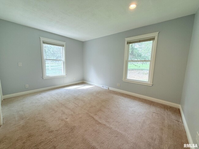 Building Photo - 5570 Clemons Rd