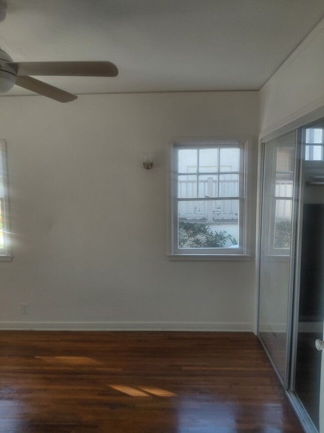 Building Photo - 1010